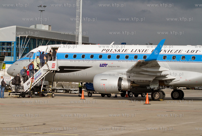 Na gdanskim lotnisku wyladowal  Embraer 175 Polskich...