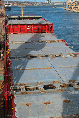Kontenerowiec Zeglugi Gdanskiej Corina w porcie gdanskim.
06.03.2013
Fot....