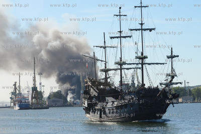 Pozar hali na terenie stoczni Marynarki Wojennej w...