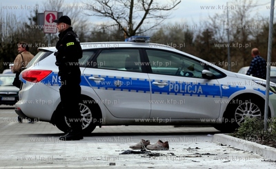 W Chojnicach, przed wejsciem do jednego z supermarketow...