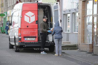 Gdynia Grabowek ul. Morska. Kurier DPD dorecza paczki...