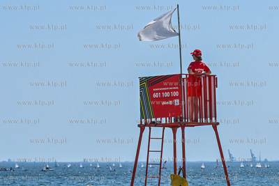 Sopot. Plaża. Upalny weekend spowodował liczne przybycie...