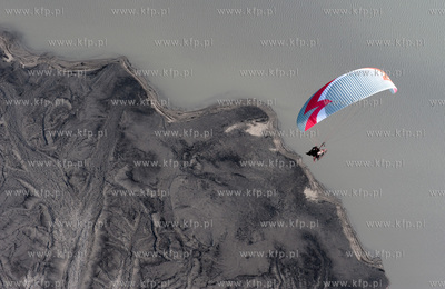 Paralotnia nad wodami Zatoki Puckiej. 13.04.2009 fot....