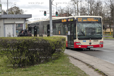 Autobus linii 132 stoi na przystanku przy ulicy Grunwaldzkej...