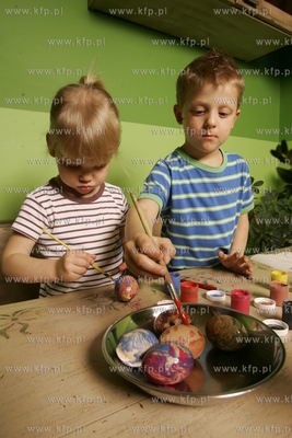 Swieta Wielkiej Nocy za pasem, dzieci maluja pisanki....