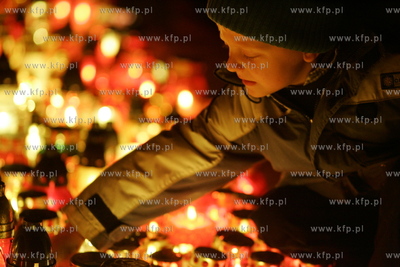 Swieto zmarlych. W tym dniu odwiedzamy groby bliskich,...