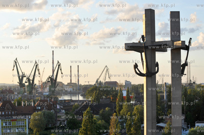 Widok na dzwigi Stoczni Gdansk, na pierwszym planie...