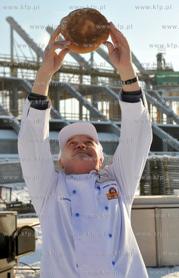 Pierwszy chleb na budowanym na mistrzostwa europy gdanskim...