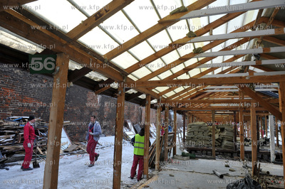 Rozbiorka pawilonow handlowych wzdluz starych murow...