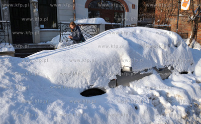 Zasniezony samochod na U Furty w Gdansku. 21.12.2010...