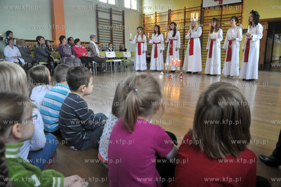Orszak sw. Lucji odwiedzil Szkole Podstawowa nr 14...