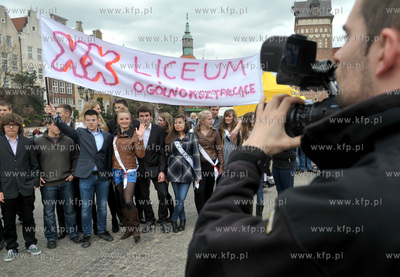 Gdansk. Targ weglowy. I Miejski Polonez Maturzystow....
