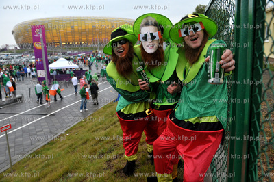 Gdansk. Hiszpanscy i irlandzcy kibice w drodze na PGE...