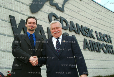 Lech Walesa wraz z synem Jaroslawem podczas uroczystosci...