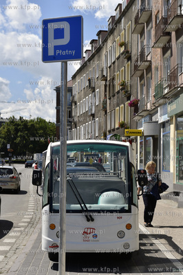 Meleksy zaparkowane na platnych miejscach parkingowych...