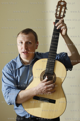 Posel Jacek Kurski i jego gitara. 17.04.2008 fot. Krzysztof...
