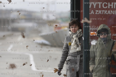 Gdansk Zaspa. Wichura. Nz ludzie na przystanku autobusowym...