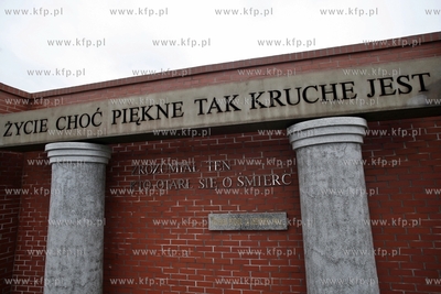 Wyremontowany pomnik, poswiecony ofiarom pozaru Hali...