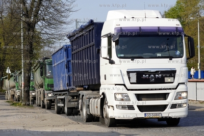 Gdansk Orunia. Przejazd kolejowy miedzy ul. Goscinna...