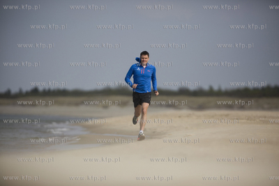 Adam Korol biega na plazy na gdanskich Stogach. 30.04.2015...