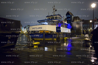 Gdańsk. Wysoki woziom wód Motławy, który jest efektem...