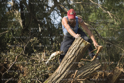 Skutki nawałnicy, która z piątku na sobotę przeszła...