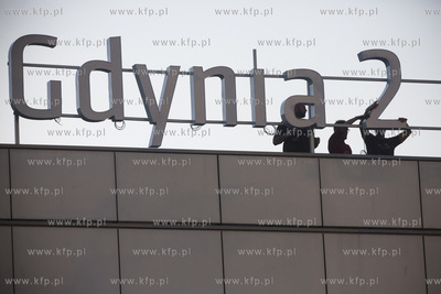 Zawieszanie napisu Festiwal Polskich Filmów Fabularnych...