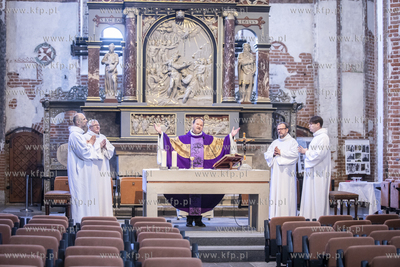 Niedzielna msza św. w Centrum św. Jana odbyła się...