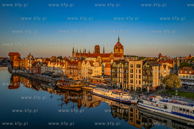 Gdańsk. Długie Pobrzeże, Żuraw, kościół Mariacki,...