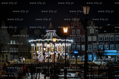 Gdańsk nocą. Karuzela Gdańska na Targu Rybnym. 18.01.2022...