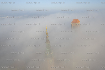 Jesienna mgła o poranku w Gdańsku. Wieże Ratusza...