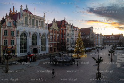 Dwór Artusa i kamieniczki na Długim Targu w Gdańsku....