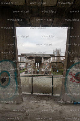 Zaspa. Rozbiórka kładki nad al. Rzeczypospolitej...