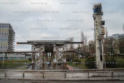 Zaspa. Rozbiórka kładki nad al. Rzeczypospolitej...