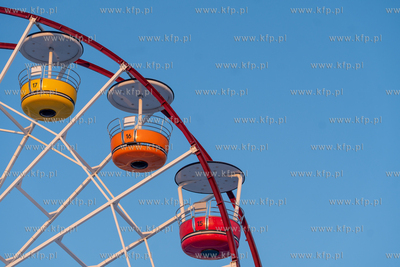 Zima na Mierzei Wiślanej. Lunapark w Krynicy Morskiej....