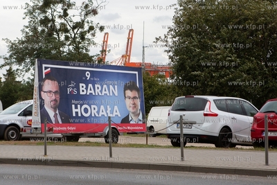 Gdynia, . Billboard - przyczepa z plakatem wyborczym...