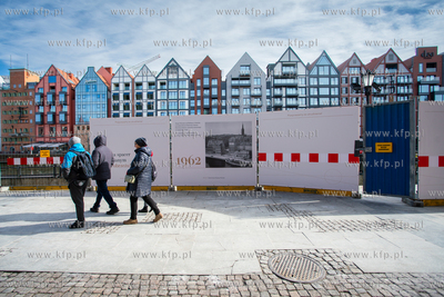 Gdańsk, Długie Pobrzeże. Nz. Wystawa plenerowa archiwalnych...