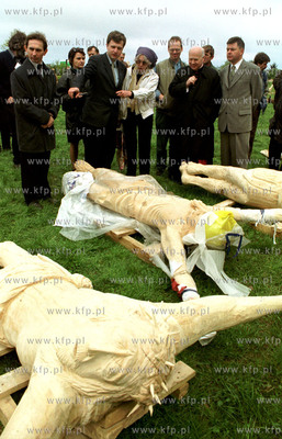 Plener rzezbiarski rzezb, ktore znajda sie na oltarzu...