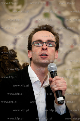 Gdansk. Ratusz Glownego Miasta. Debata pt Wojna ze...