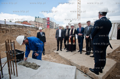 Gdynia. Uroczystosc podpisania aktu erekcyjnego i wmurowanie...