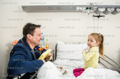 Gdansk. Jacek Kawalec odwiedzil dzieci w Klinice Pediatrii,...