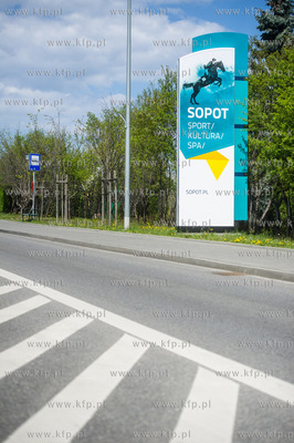 Sopot. Ul. Lokietka. Nowe witacze zamontowane na wjezdzie...