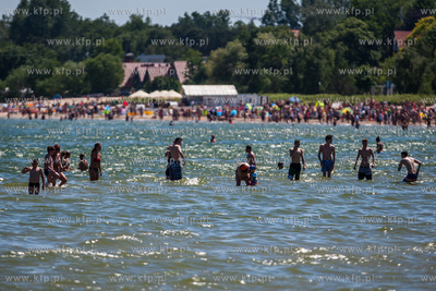 Upalny, bardzo sloneczny, sobotni dzien na plazy i...