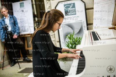 Gdansk. Muzyka Chopina na przedprozach gdanskich kamienic...