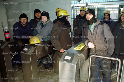Trzeci dzien strajku w Stoczni Gdynia S.A. Stoczniowcy...