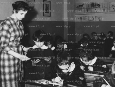 Nauczycielka i uczniowie w szkole podstawowej nr 50...