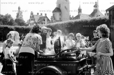 Kuchnia polowa ustawiona w poblizu mola w Sopocie z...