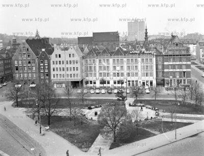 Gdansk widok z Teatru Wybrzeze na Targ Drzewny, pomnik...