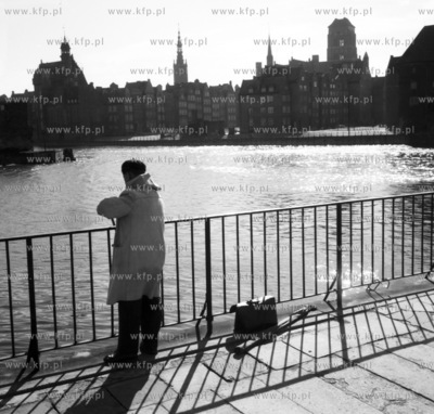 Wedkarz na moscie pomiedzy ul. Szafarnia a wyspa Olowianka....