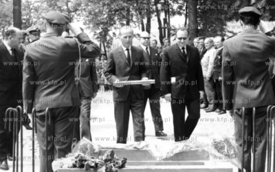 Uroczystosc na dziedzincu szkolnym w Tuszkowach na...
